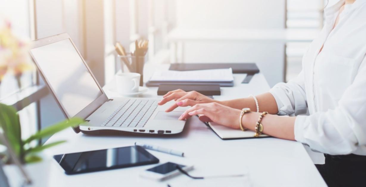 Ilustrare proces învățare SEO tehnic cu analiză și implementare